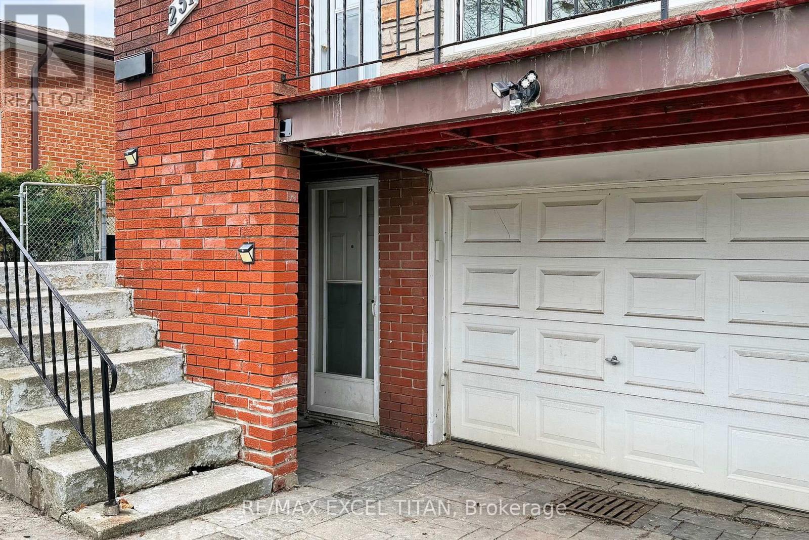 251 Shawnee Circle, Toronto, Ontario  M2H 2Y3 - Photo 2 - C12646216