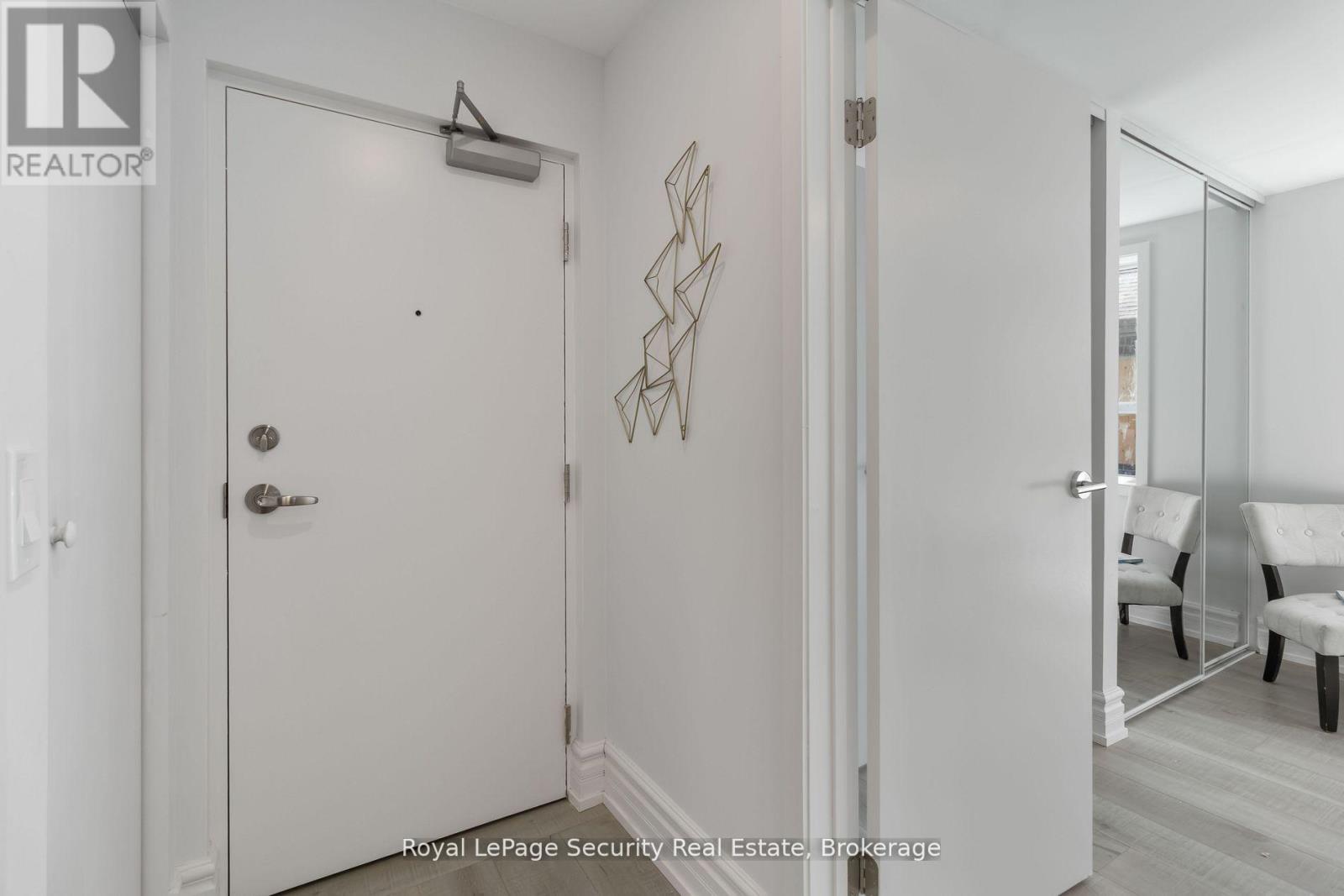 4 - 328 Lakeshore Road E, Mississauga, Ontario  L5G 1H4 - Photo 3 - W12646236