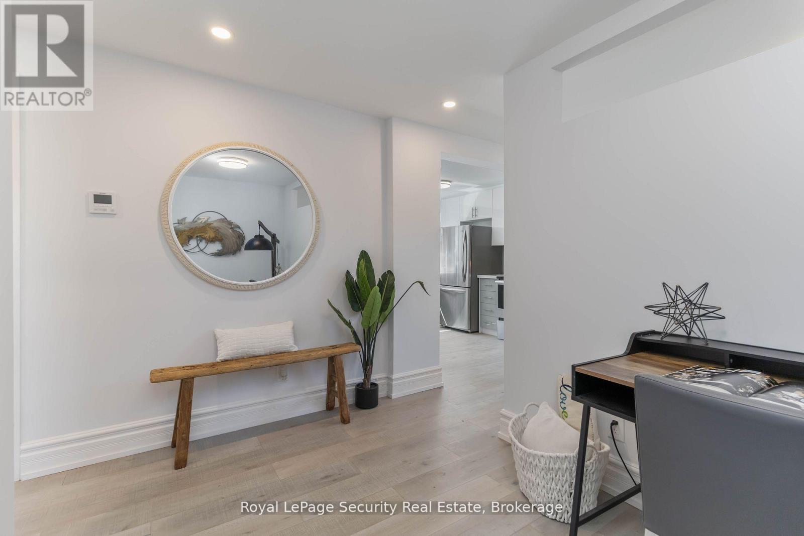 4 - 328 Lakeshore Road E, Mississauga, Ontario  L5G 1H4 - Photo 7 - W12646236