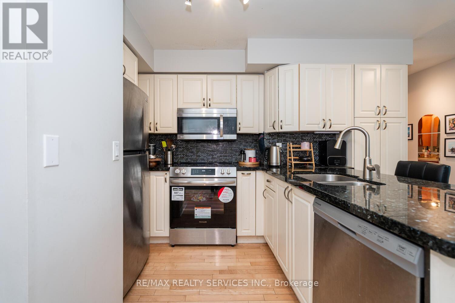 1403 - 33 Elm Drive, Mississauga, Ontario  L5B 4M2 - Photo 11 - W12646242