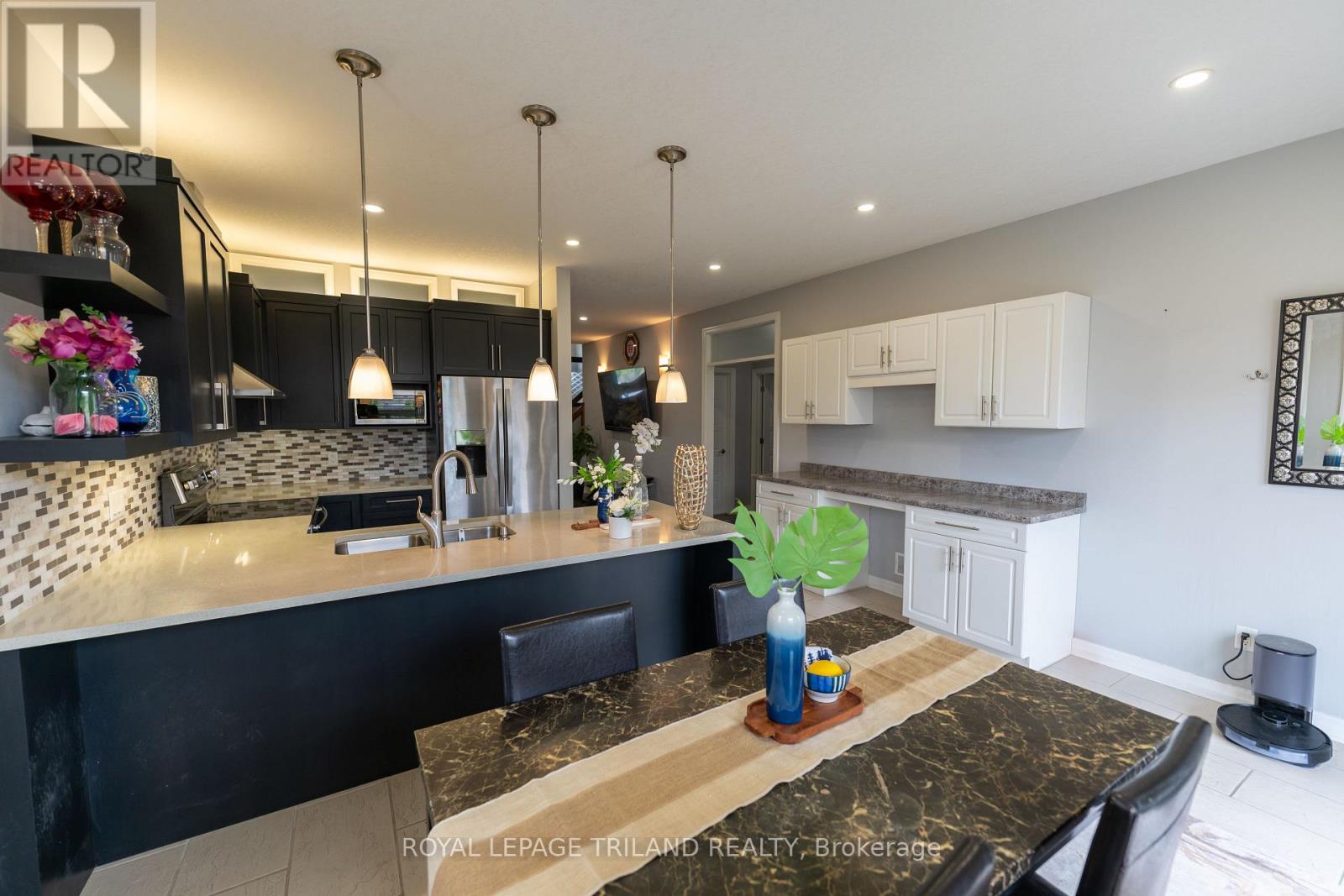 1984 Jubilee Drive, London North, Ontario  N6G 0H7 - Photo 11 - X12646376