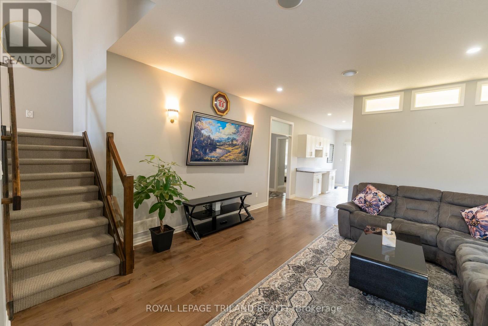 1984 Jubilee Drive, London North, Ontario  N6G 0H7 - Photo 6 - X12646376