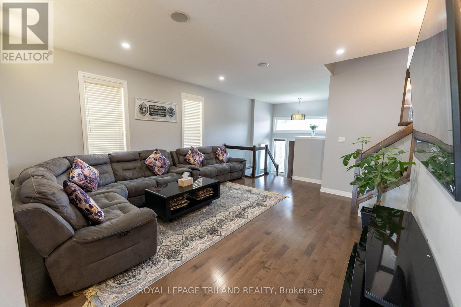 1984 Jubilee Drive, London North, Ontario  N6G 0H7 - Photo 7 - X12646376