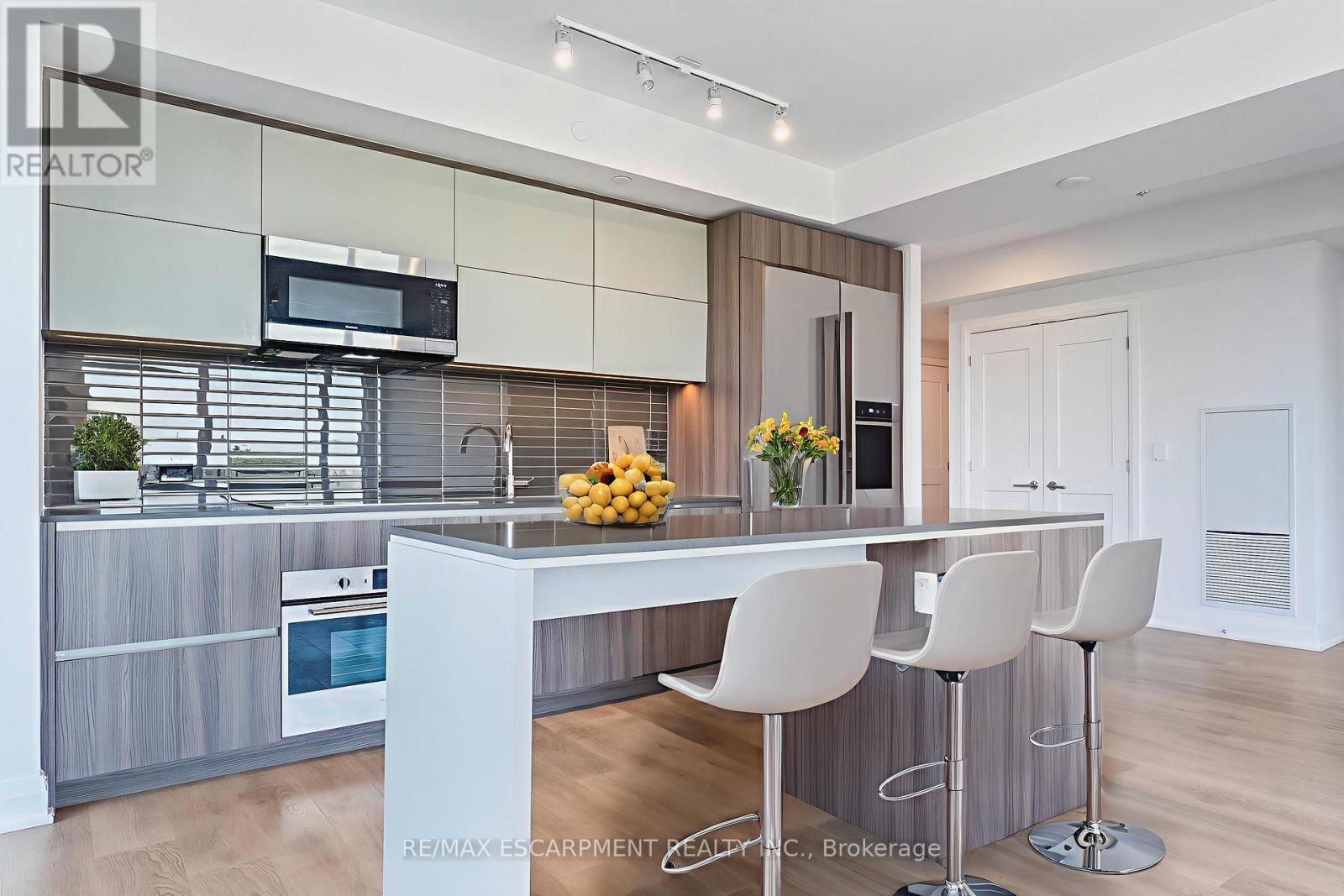 1012 - 21 Park Street E, Mississauga, Ontario  L5G 0C2 - Photo 10 - W12646368