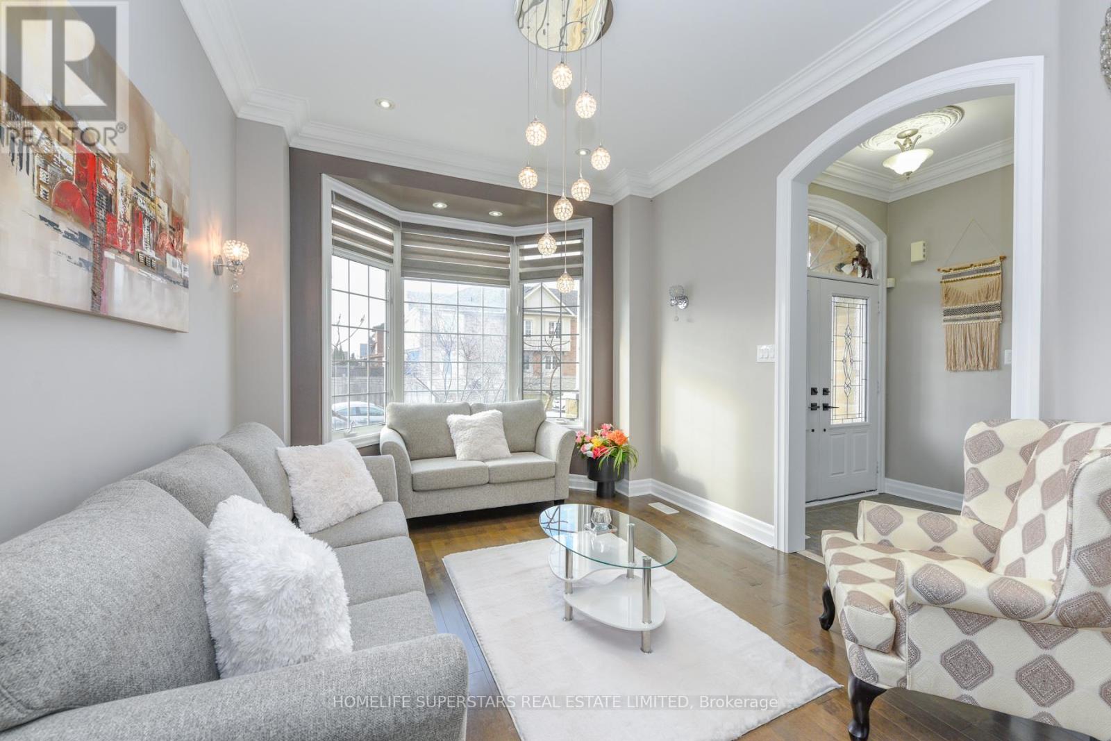 8 BAINSVILLE CIRCLE, Brampton, Ontario