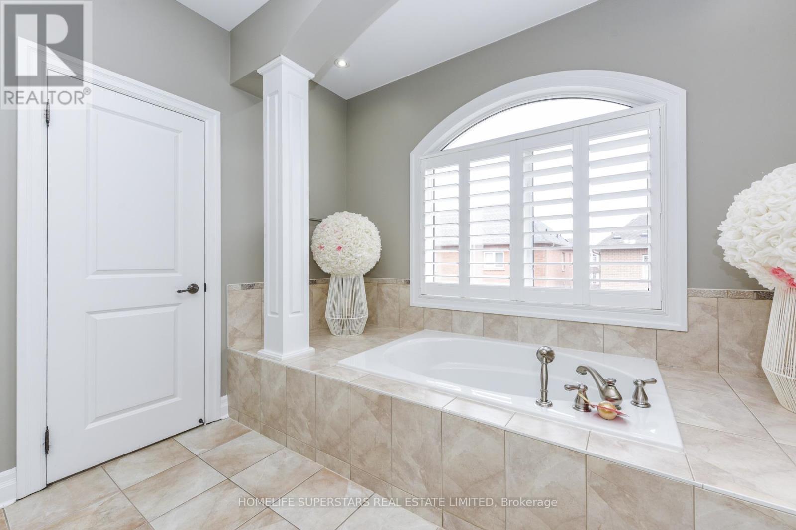 8 Bainsville Circle, Brampton, Ontario  L6P 3A5 - Photo 16 - W12646380