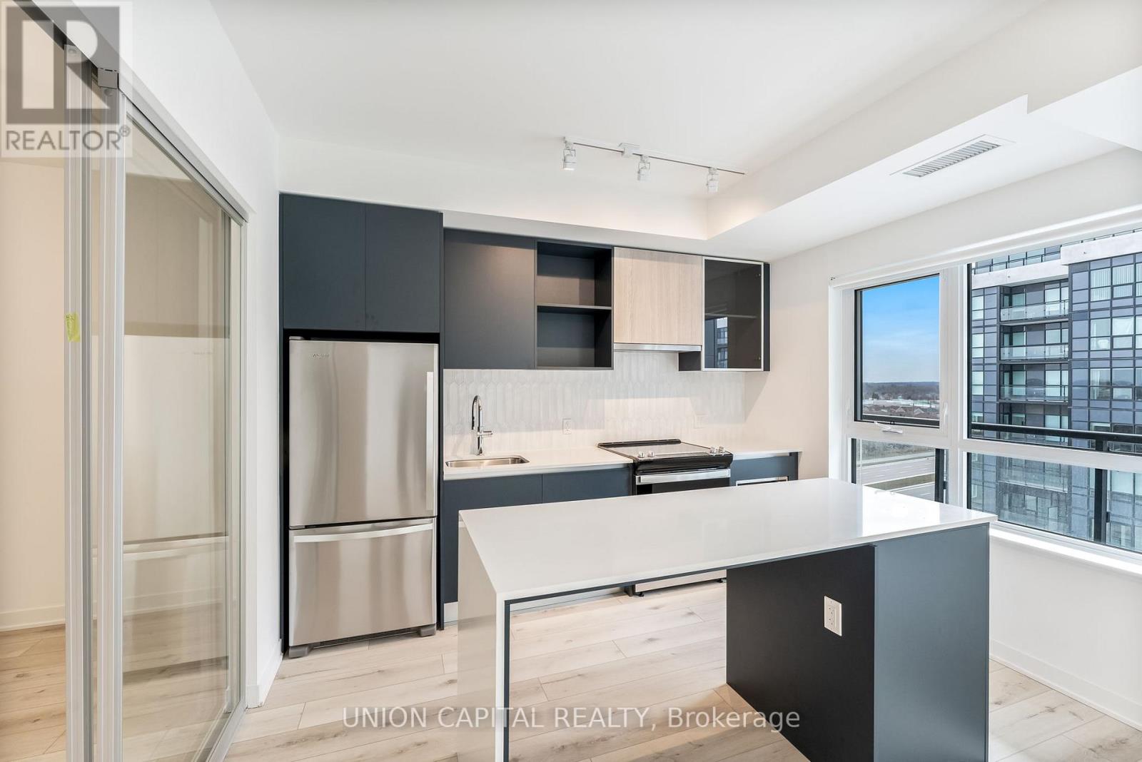 618 - 395 Dundas Street W, Oakville, Ontario  L6M 5R8 - Photo 1 - W12646402