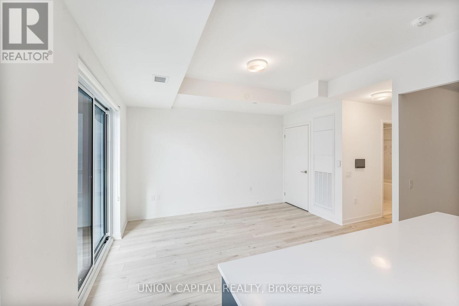 618 - 395 Dundas Street W, Oakville, Ontario  L6M 5R8 - Photo 9 - W12646402