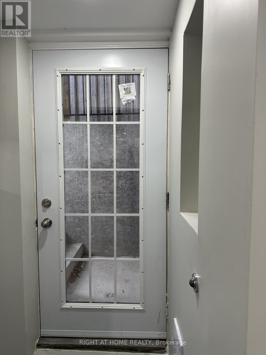 4468 Ashley Avenue, Mississauga, Ontario  L5R 2A2 - Photo 3 - W12646424