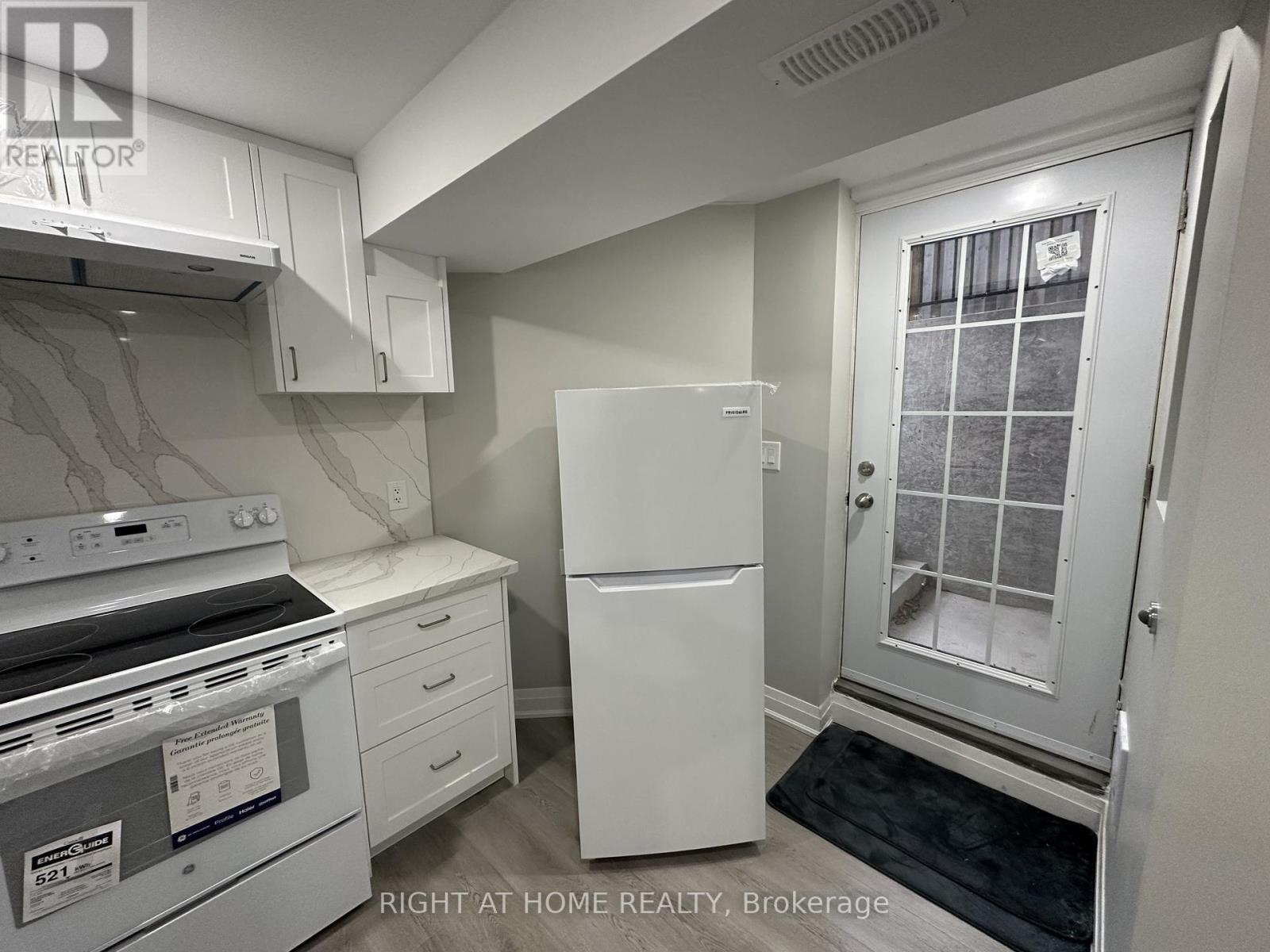 4468 Ashley Avenue, Mississauga, Ontario  L5R 2A2 - Photo 4 - W12646424