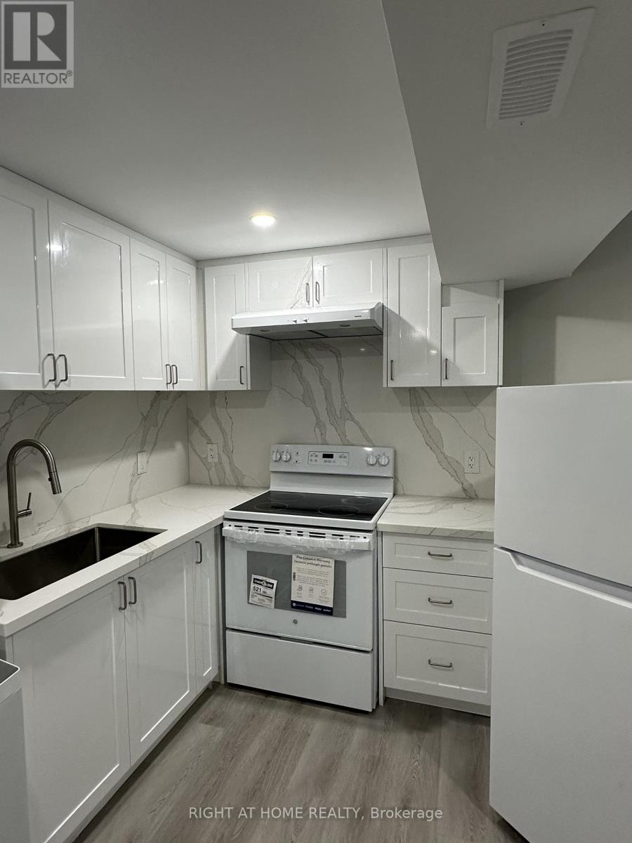 4468 Ashley Avenue, Mississauga, Ontario  L5R 2A2 - Photo 5 - W12646424