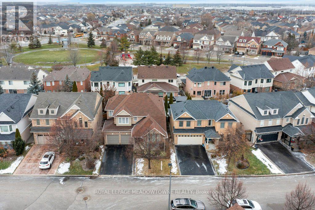 1581 Dockray Drive, Milton, Ontario  L9T 5L4 - Photo 2 - W12646438