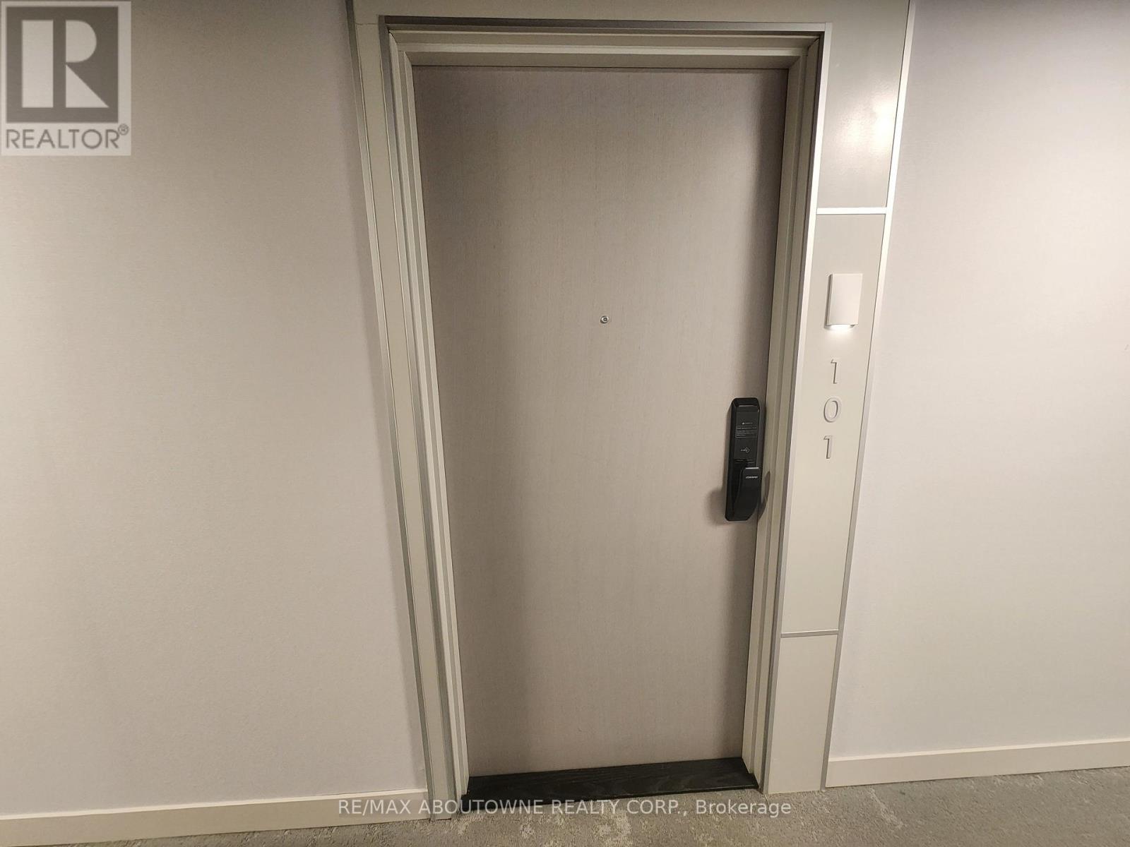 101 - 3210 Dakota Common, Burlington, Ontario  L7M 2A8 - Photo 4 - W12646486