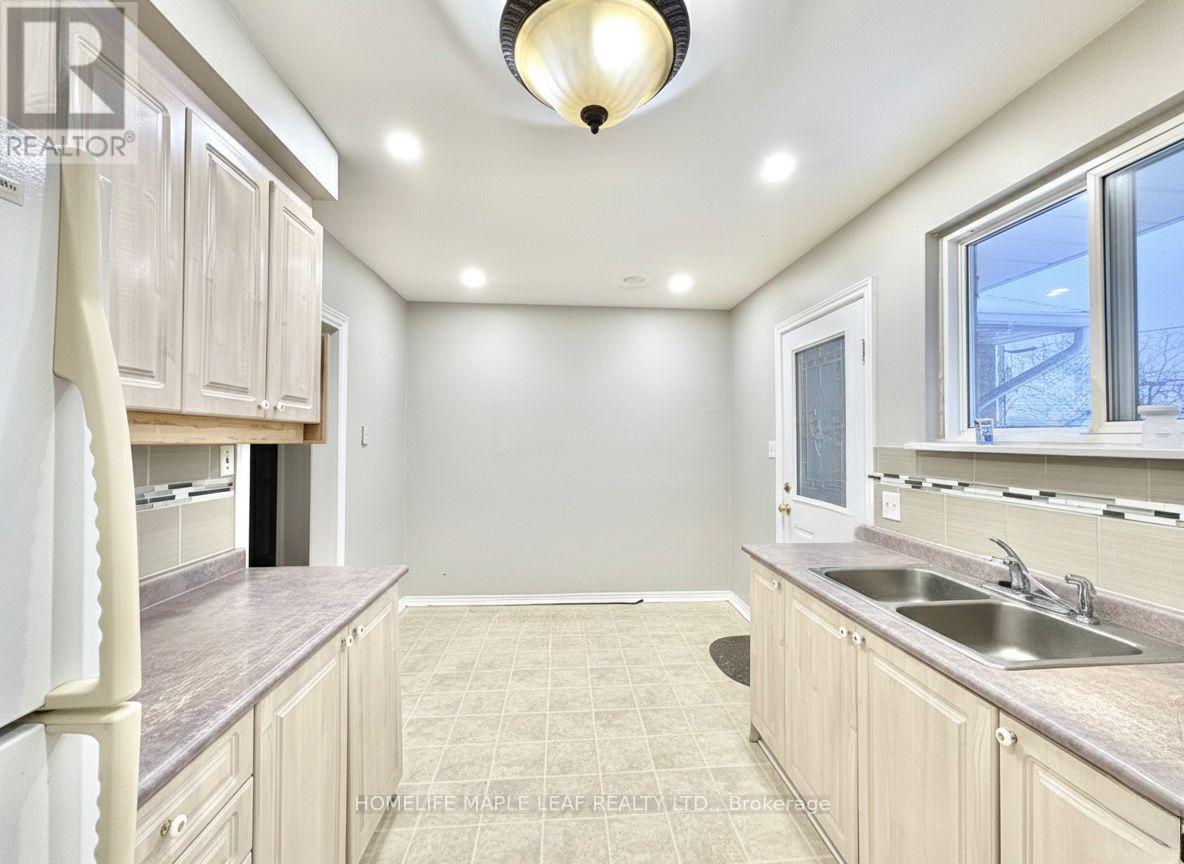 26 Cumbrian Court, Brampton, Ontario  L6X 2J8 - Photo 5 - W12646488