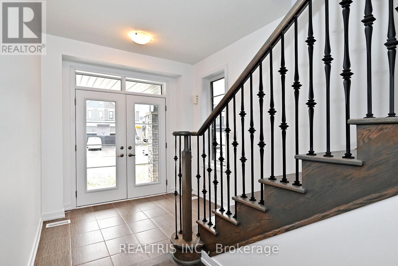 84 Hawick Crescent, Haldimand, Ontario  N3W 0G6 - Photo 3 - X12646440