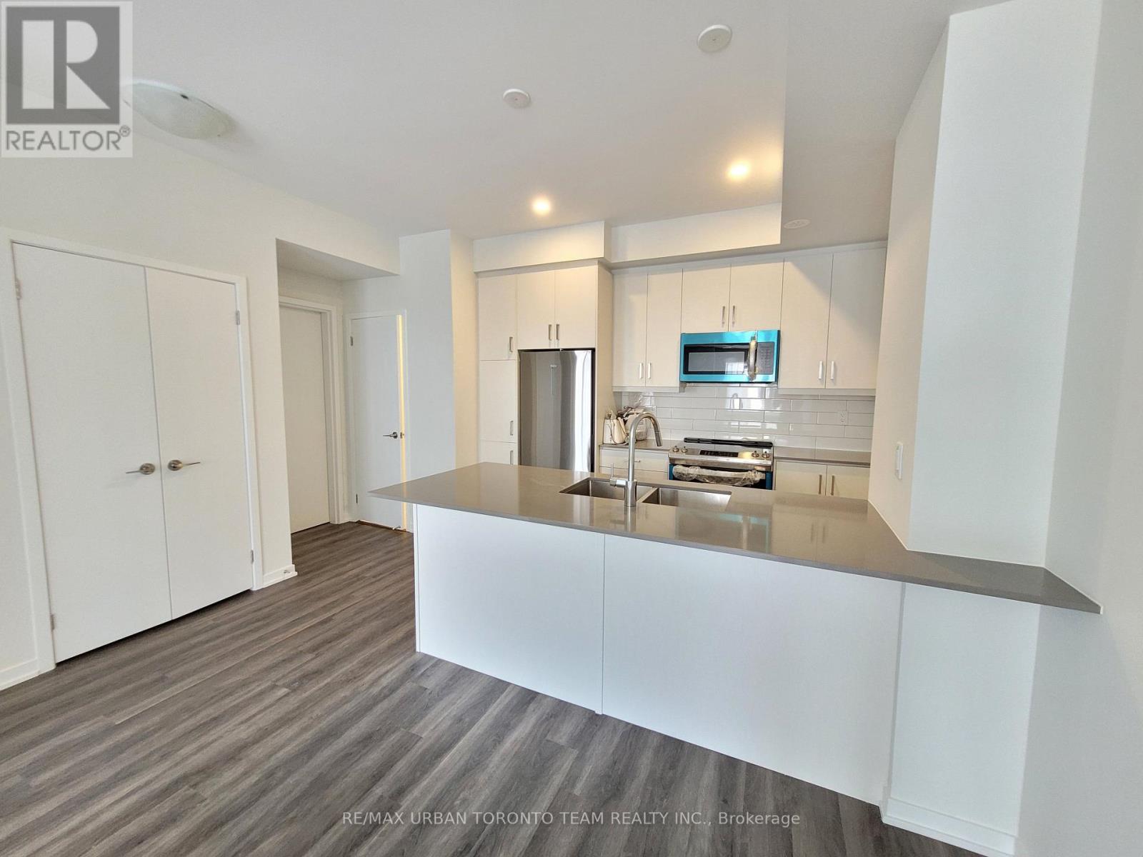 Th215 - 131 Honeycrisp Crescent, Vaughan, Ontario  L4K 5Z8 - Photo 2 - N12646502