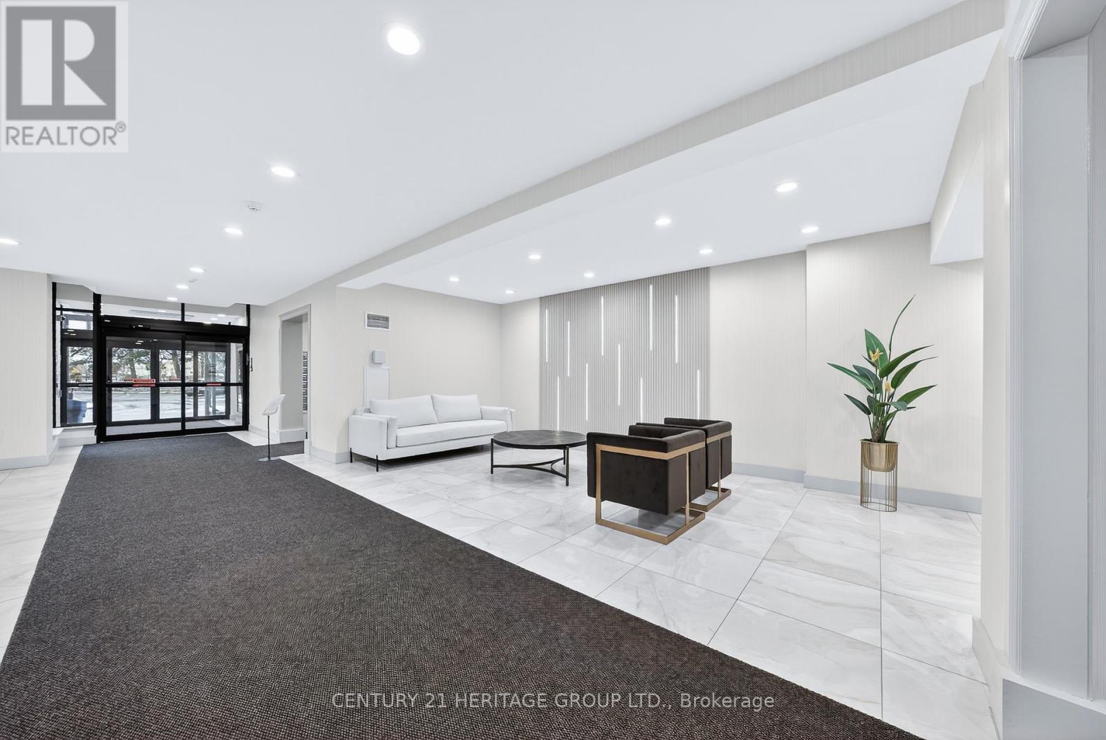 319 - 32 Clarissa Drive, Richmond Hill, Ontario  L4C 9R7 - Photo 4 - N12646550