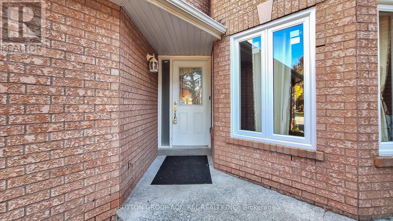 59 Springer Drive, Richmond Hill, Ontario  L4C 0G3 - Photo 3 - N12646606