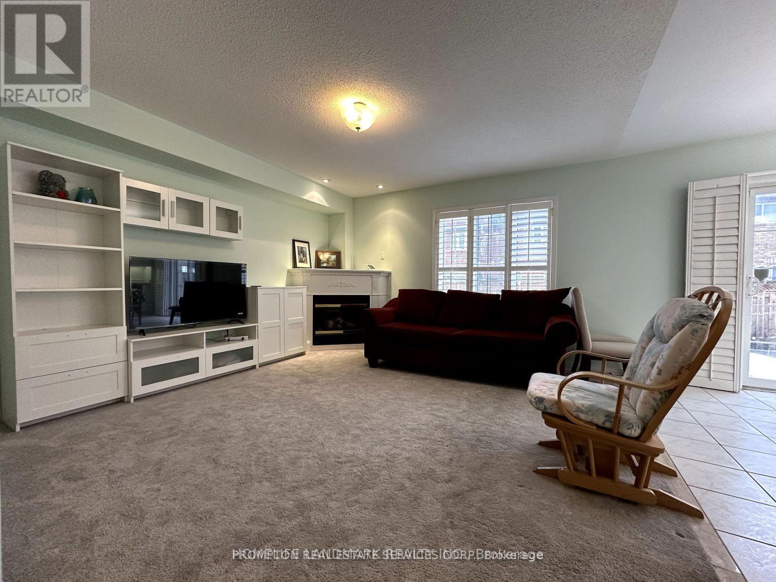 236 Everett Street, Markham, Ontario  L6E 1S9 - Photo 3 - N12646642