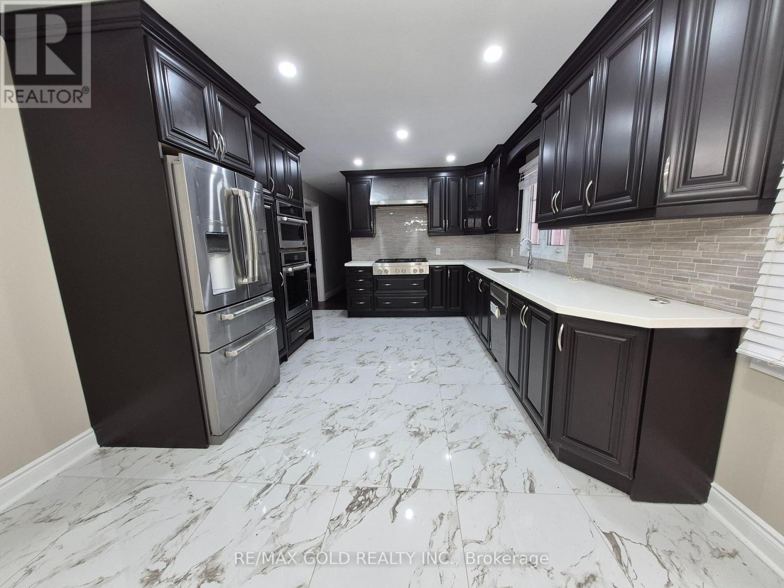 10414 Chinguacousy Road, Brampton, Ontario  L7A 0G8 - Photo 3 - W12646584