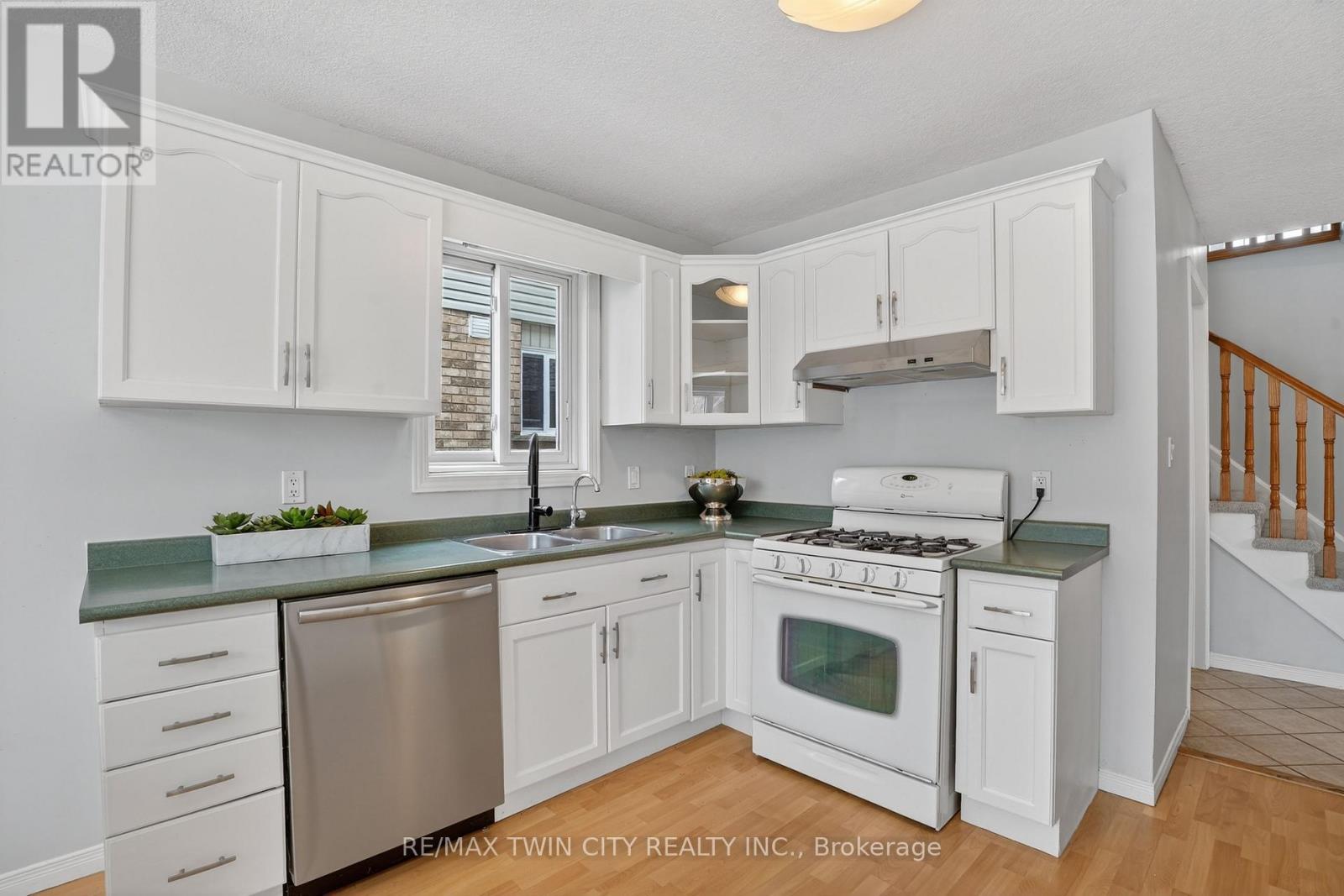 54 Glencliffe Court, Kitchener, Ontario  N2B 3X1 - Photo 17 - X12646626