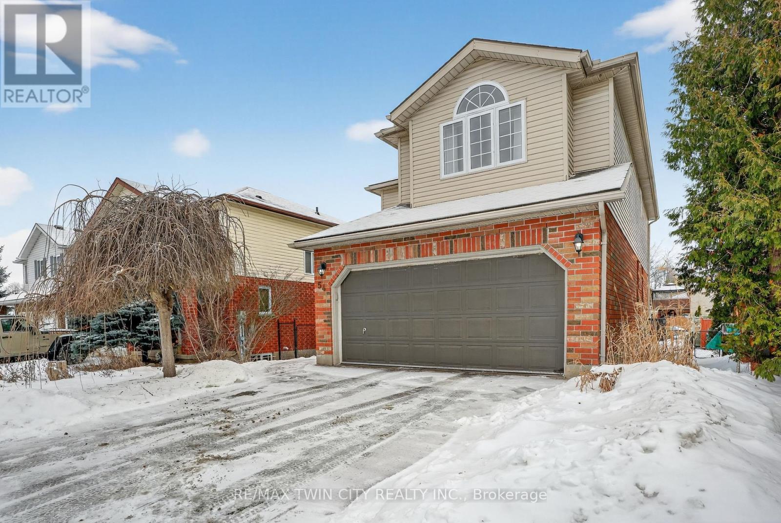 54 Glencliffe Court, Kitchener, Ontario  N2B 3X1 - Photo 2 - X12646626