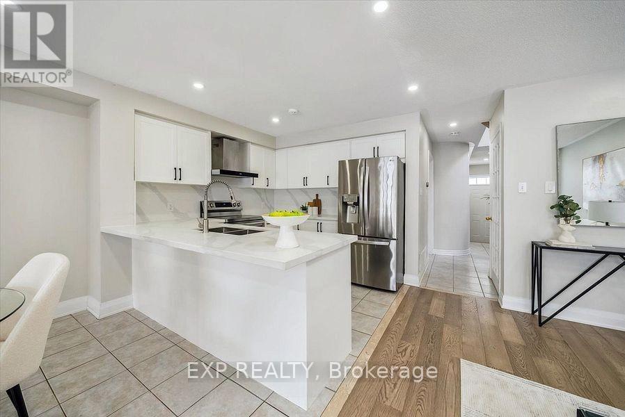 14 Gateway Court, Whitby, Ontario  L1R 3M9 - Photo 4 - E12646672