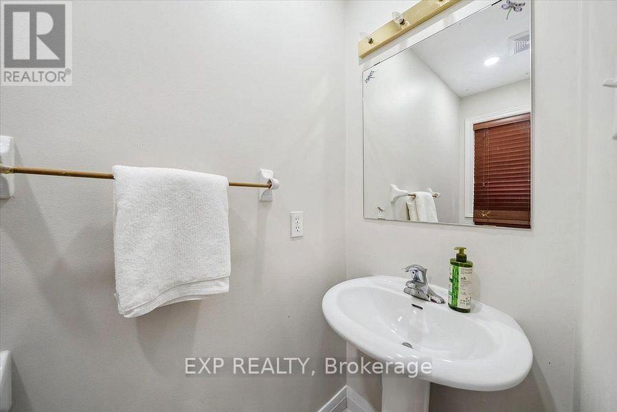 14 Gateway Court, Whitby, Ontario  L1R 3M9 - Photo 8 - E12646672