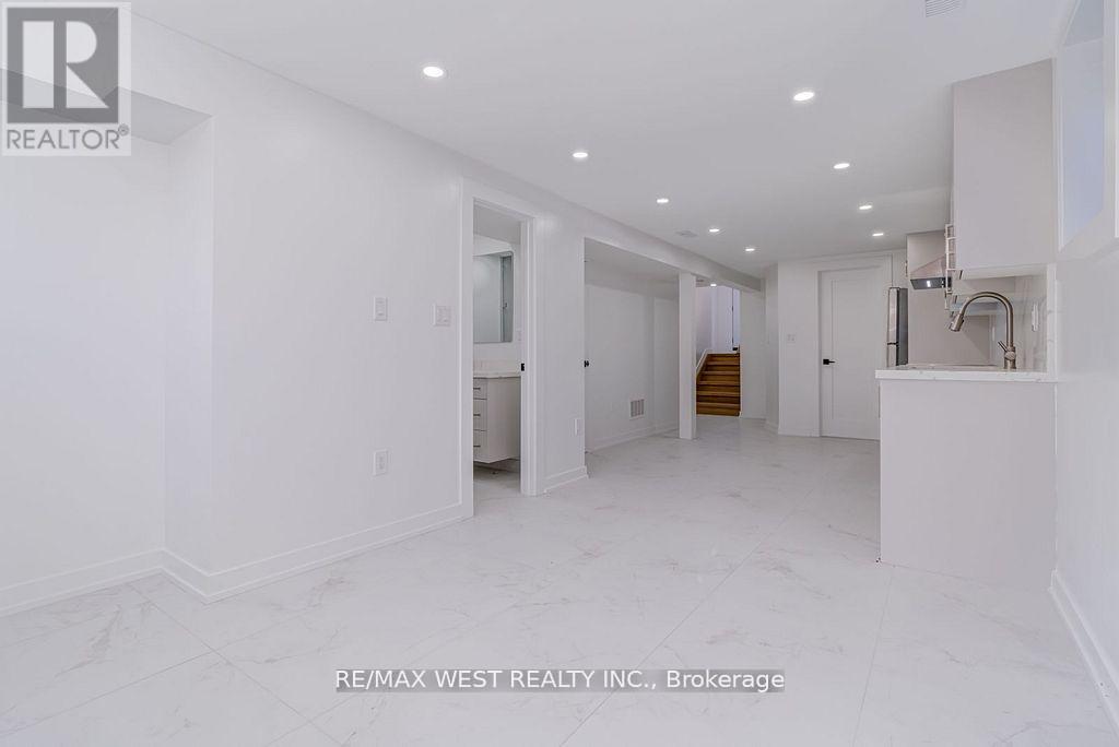 Lower - 152 Clarence Street, Brampton, Ontario  L6W 1S9 - Photo 18 - W12646700