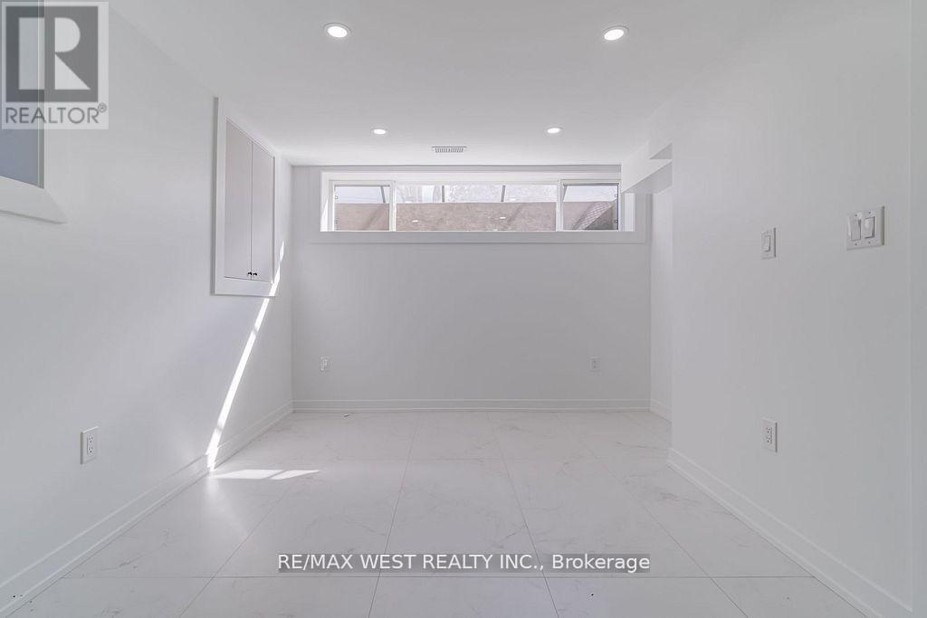 Lower - 152 Clarence Street, Brampton, Ontario  L6W 1S9 - Photo 20 - W12646700