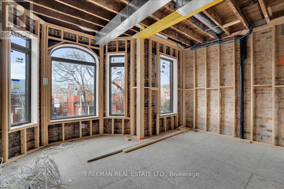 393 Manning Avenue, Toronto, Ontario  M6G 2V6 - Photo 10 - C12646768