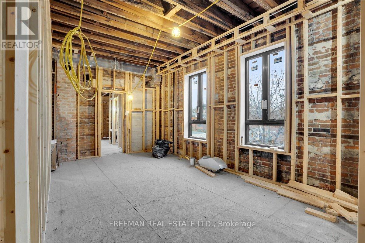 393 Manning Avenue, Toronto, Ontario  M6G 2V6 - Photo 11 - C12646768