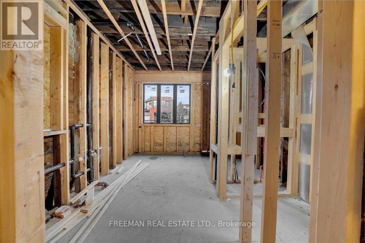 393 Manning Avenue, Toronto, Ontario  M6G 2V6 - Photo 12 - C12646768