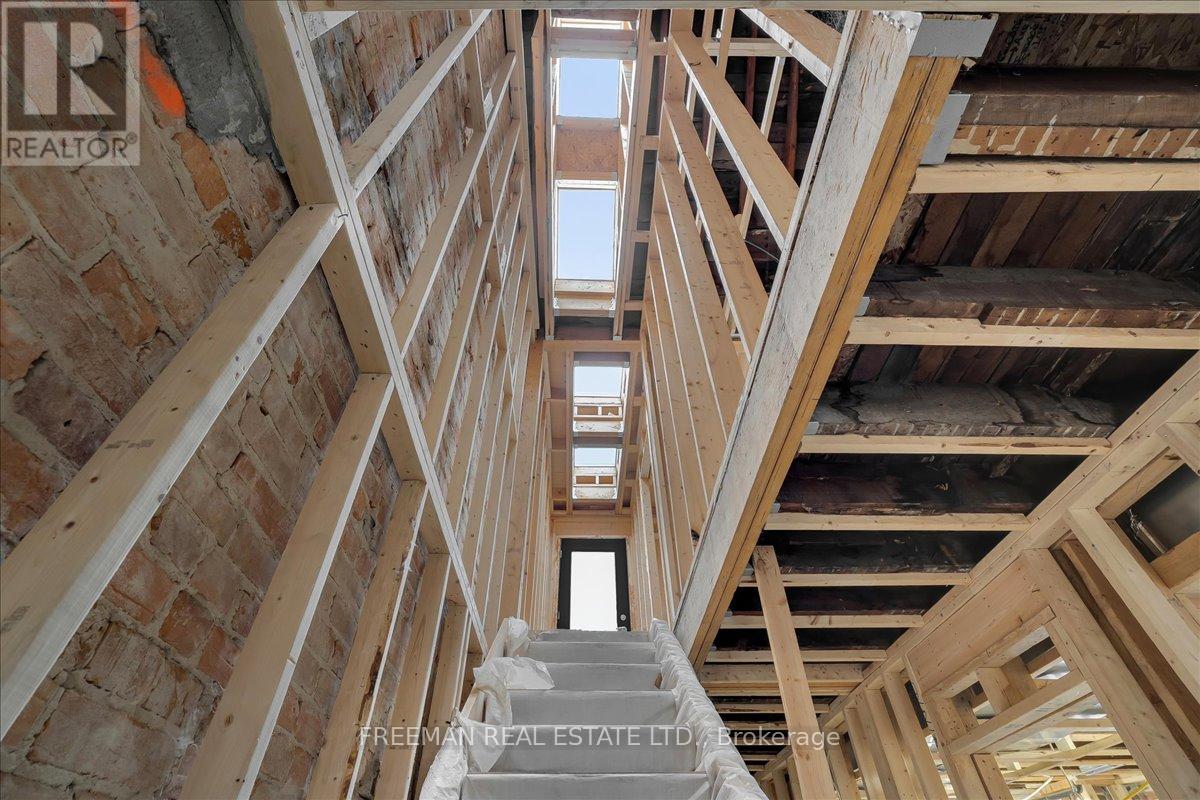 393 Manning Avenue, Toronto, Ontario  M6G 2V6 - Photo 14 - C12646768