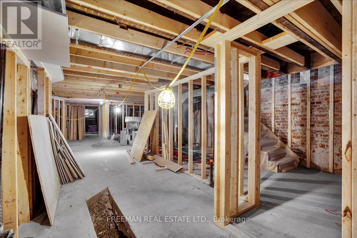 393 Manning Avenue, Toronto, Ontario  M6G 2V6 - Photo 18 - C12646768