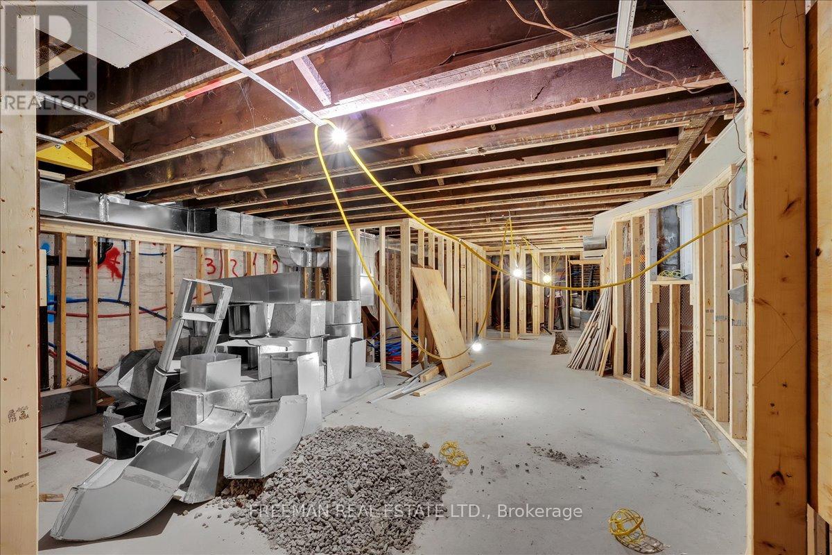 393 Manning Avenue, Toronto, Ontario  M6G 2V6 - Photo 19 - C12646768