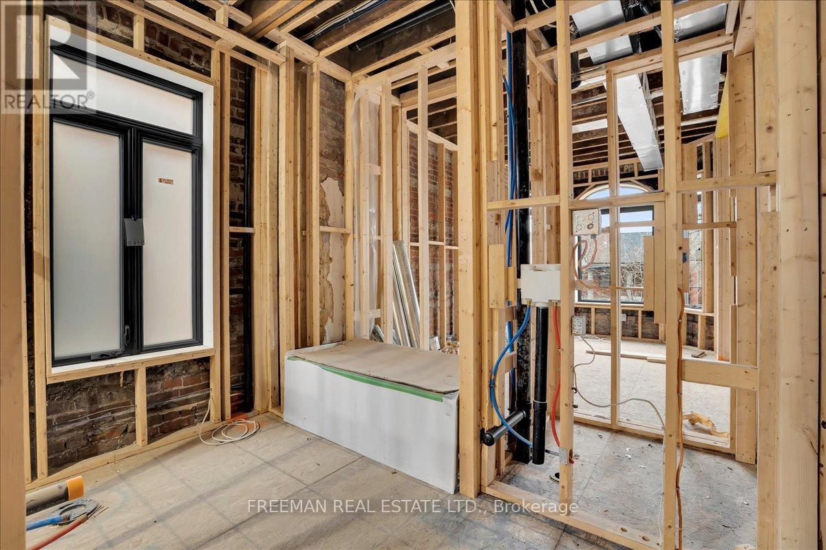 393 Manning Avenue, Toronto, Ontario  M6G 2V6 - Photo 8 - C12646768