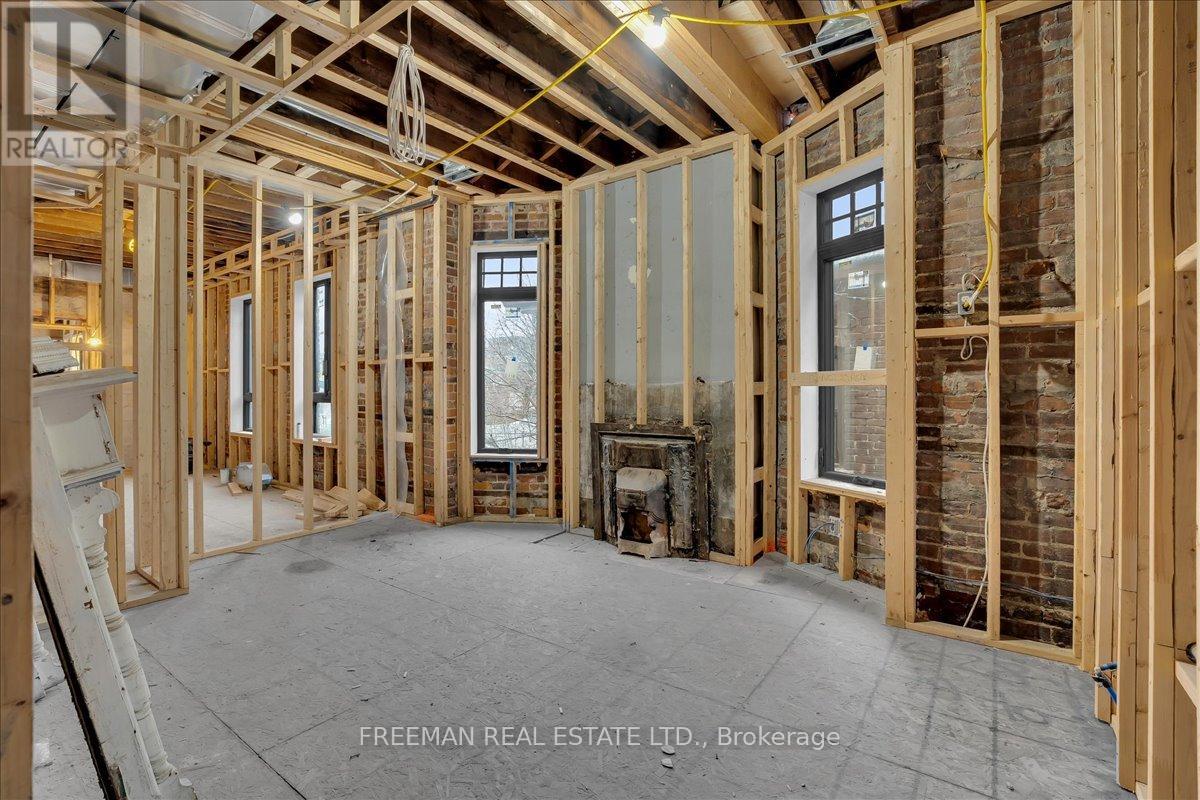 393 Manning Avenue, Toronto, Ontario  M6G 2V6 - Photo 9 - C12646768