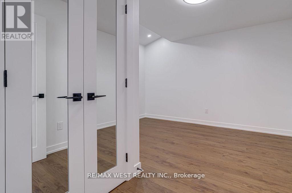 Main - 152 Clarence Street, Brampton, Ontario  L6W 1S9 - Photo 10 - W12646720