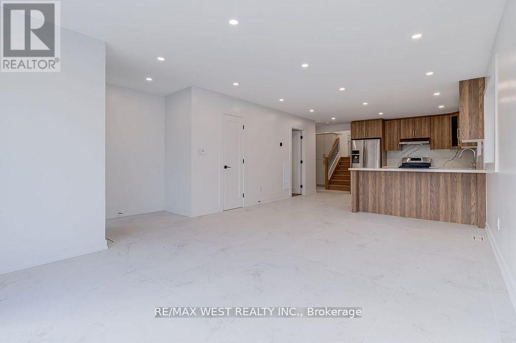 Main - 152 Clarence Street, Brampton, Ontario  L6W 1S9 - Photo 4 - W12646720