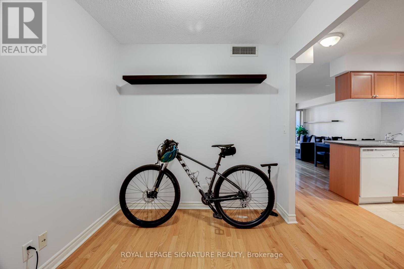 1307 - 1 Elm Drive W, Mississauga, Ontario  L5B 4M1 - Photo 17 - W12646810