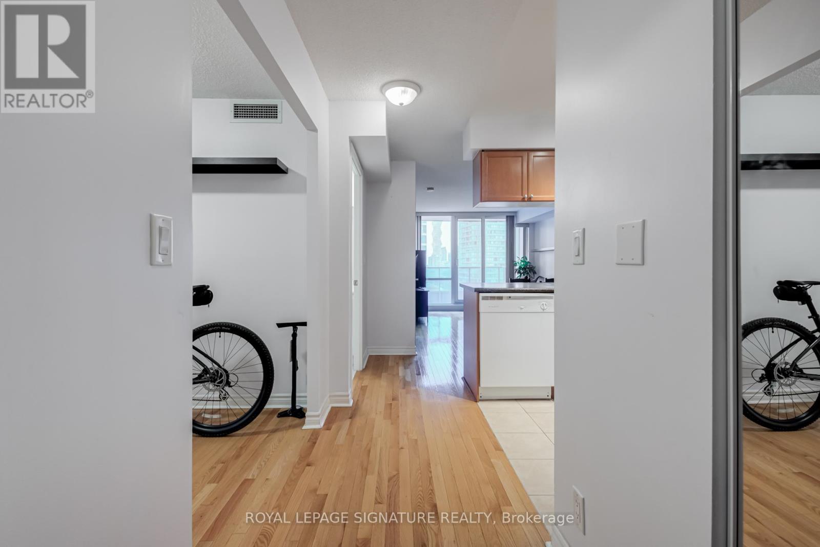 1307 - 1 Elm Drive W, Mississauga, Ontario  L5B 4M1 - Photo 3 - W12646810