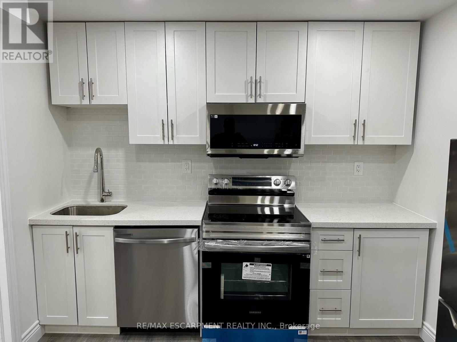 Lower - 21 Thames Way, Hamilton, Ontario  L0R 1W0 - Photo 3 - X12646794