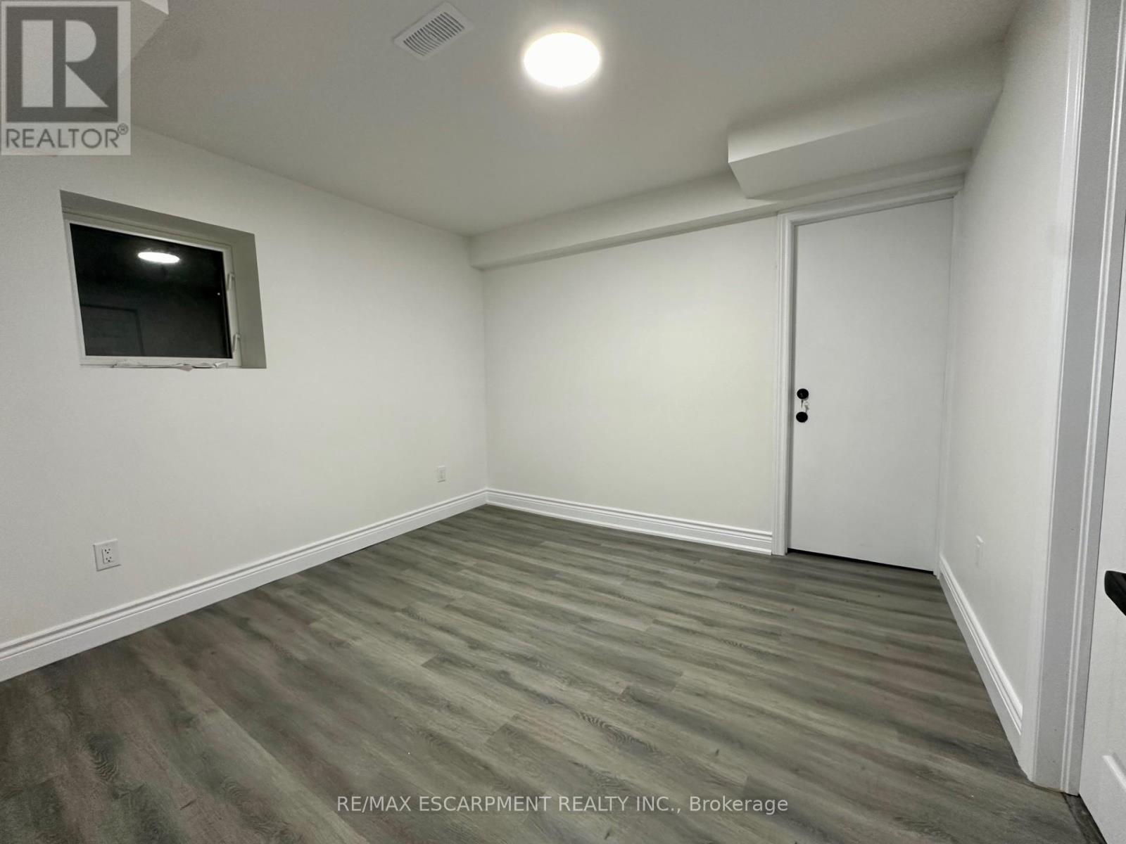 Lower - 21 Thames Way, Hamilton, Ontario  L0R 1W0 - Photo 7 - X12646794