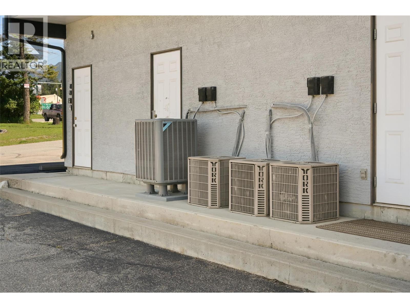 7585 Main  West Street, Radium Hot Springs, British Columbia  V0A 1M0 - Photo 32 - 10371466