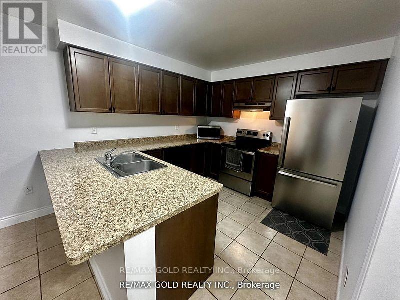 812 Fowles Court, Milton, Ontario  L9T 0Z8 - Photo 4 - W12643650