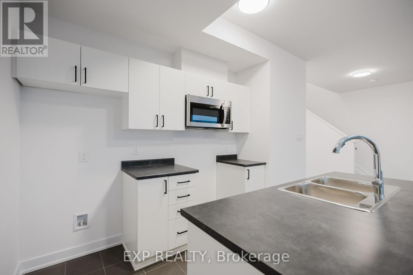 207 Silhouette Private, Ottawa, Ontario  K2J 4S3 - Photo 12 - X12646832