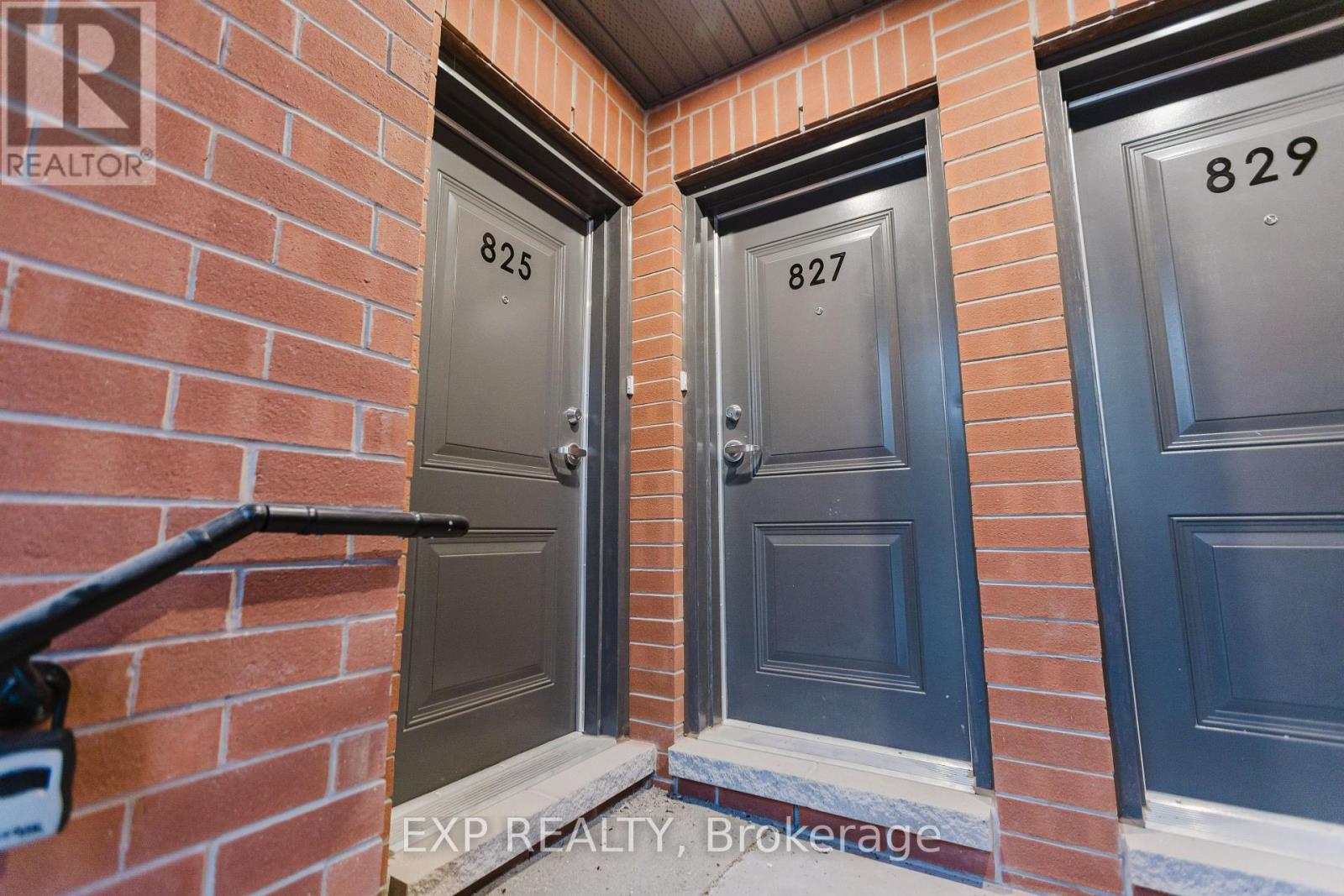 207 Silhouette Private, Ottawa, Ontario  K2J 4S3 - Photo 2 - X12646832