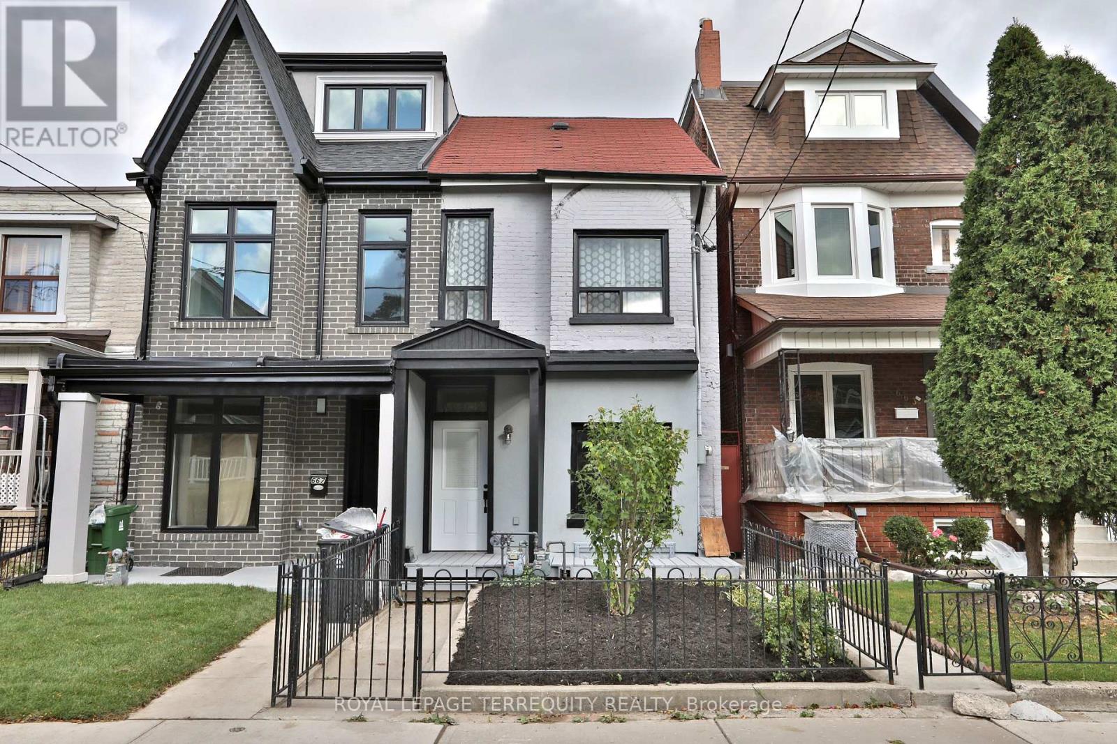 Upper - 665 Crawford Street, Toronto, Ontario  M6G 3K1 - Photo 1 - C12646846