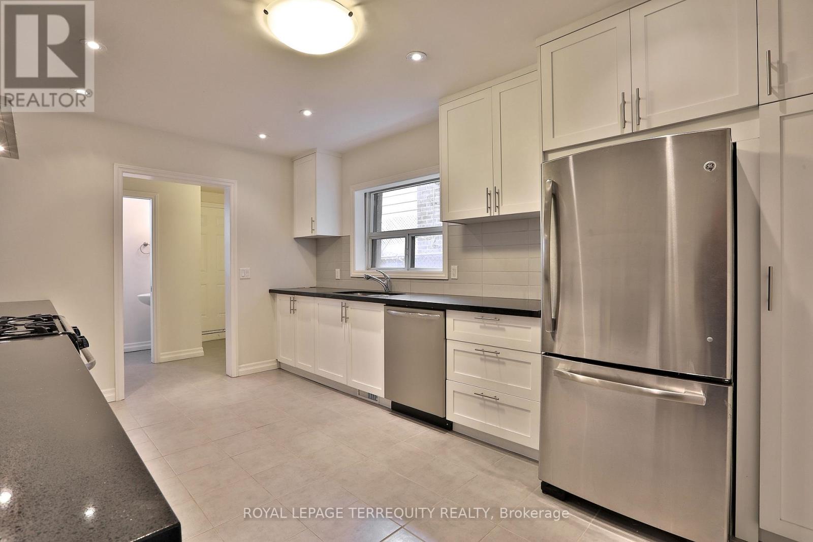 Upper - 665 Crawford Street, Toronto, Ontario  M6G 3K1 - Photo 2 - C12646846